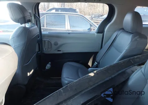 2021 Toyota Sienna Xle z USA, uszkodzony, nr VIN 5TDYSKFC0MS022318